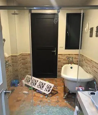 准备洗澡爱犬突然吼叫 浴室玻璃爆裂救主人一命 | 狗