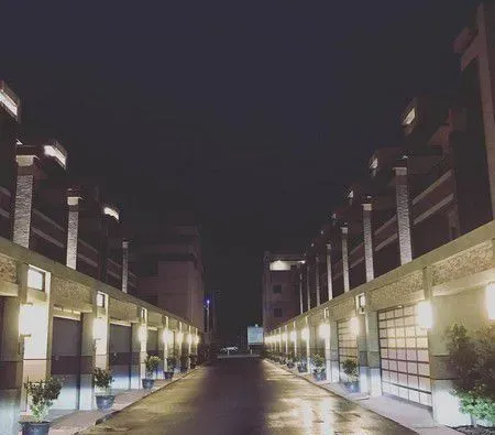 准备洗澡爱犬突然吼叫 浴室玻璃爆裂救主人一命