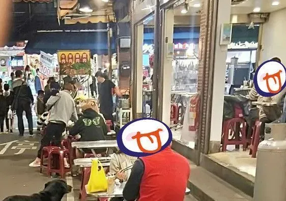 黑狗沿桌讨饭超专业 吃完一轮再重头来过 | 狗