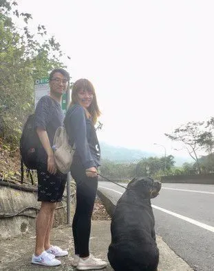 汪陪粉丝等公车 马麻怎么叫就是酷酷的不肯回头 | 狗