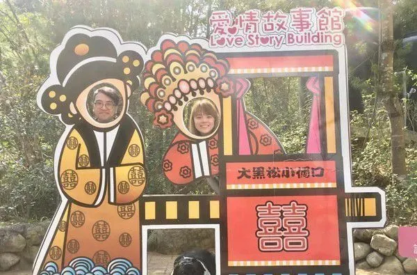 汪陪粉丝等公车 马麻怎么叫就是酷酷的不肯回头 | 狗