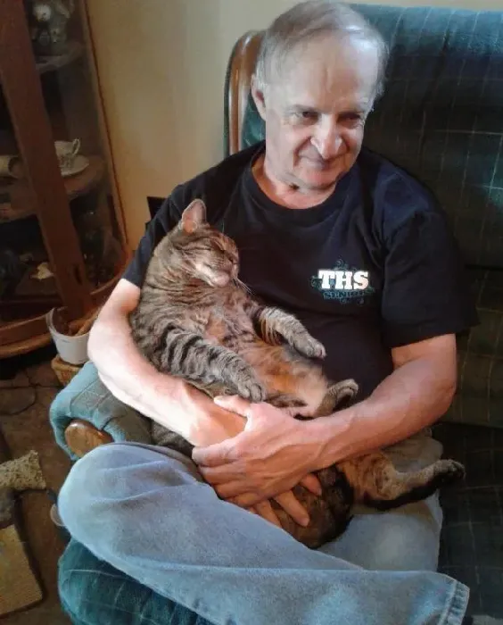 超爱把拔抱抱的猫咪 没有抱到会臭脸一整天 | 猫