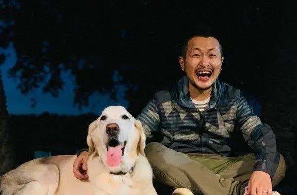 14岁爱犬患癌痛苦不已 主人将30公斤狗狗抱回家