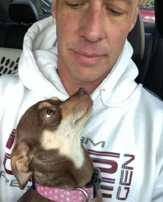 过去对小型犬嗤之以鼻 如今竟成专门救援吉娃娃的暖男! | 狗