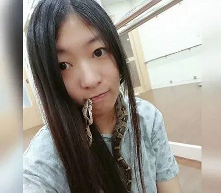 蛇也有亲人的一面 妈妈与蛇一起玩平板超温馨！ | 蛇